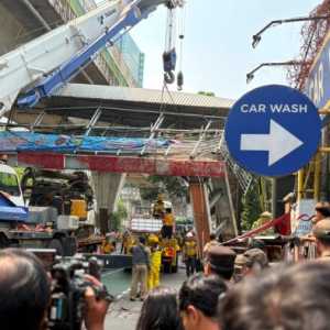 Macet Gegara Truk Tabrak JPO di Tendean