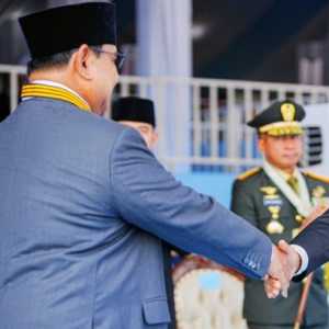 Presiden Prabowo Dianugerahi Medali Kehormatan Loka Praja Samrakshana