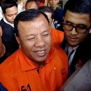Resmi Tersangka, Bupati Kuansing Suhardiman Amby Dijebloskan ke Rutan KPK