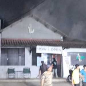 Kafe di Jalan Lapangan Tembak Kebakaran