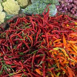 Harga Cabai Kompak Turun di Awal Pekan, Minyak Goreng dan Beras Stabil