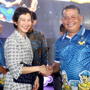 Senior Director of Tokopedia and TikTok Shop Indonesia Vonny Susamto (kiri) dan Wakil Menteri UMKM RI Helvi Yuni Moraza (kanan), menghadiri peresmian Pusat Layanan Usaha Terpadu Koperasi, Usaha Mikro, Kecil dan Menengah (PLUT KUMKM) dalam acara Kemudahan Usaha Mikro Bermitra (Kumitra) Jambore 2026 di Teras Malioboro, Yogyakarta 17 Juli 2026 (Foto: istimewa)