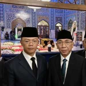 Momen Delegasi RI Ziarah ke Makam Ali Khamenei di Mashhad