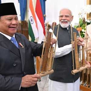 Momen PM Modi Mainkan Angklung Pemberian Prabowo di Istana