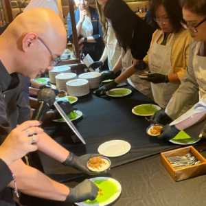 Executive Chef Meliá Kuala Lumpur, Addy Dzulfadzly mengajarkan perwakilan pers RI membuat kuih ketayap khas Malaysia (Foto: RMOL/Hani Fatunnisa)