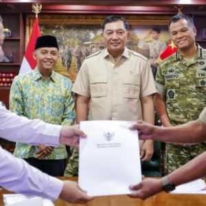 Menhan Terima SK Penggunaan Kawasan Hutan untuk 17 Yon YP