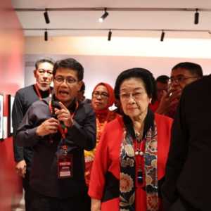 Megawati Hadiri Pameran Foto Refleksi 30 Tahun Kudatuli di TIM