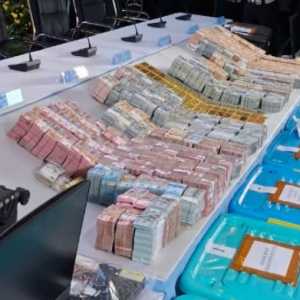 Meja Rilis Polda Metro Jaya Penuh Sesak Gepokan Dolar dan Emas 74 Kg