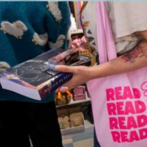 Menjual Romantasi