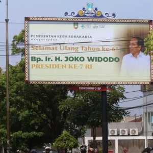 Baliho Ulang Tahun Jokowi Disoal, Pengamat Minta PPID Buka Dokumen Perizinan