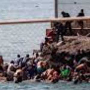 Puluhan Ribu Warga Maroko Kabur ke Spanyol dengan Berenang