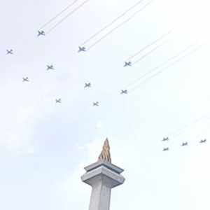 Pesawat Tempur Beratraksi di Kawasan Monas