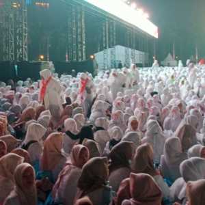 Jemaah dalam Balutan Pakaian Putih