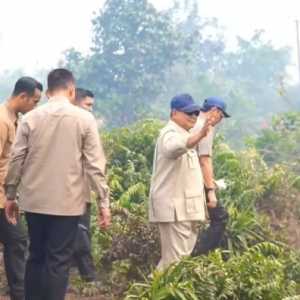 Tanpa Masker, Prabowo Tinjau Langsung Karhutla di Kalbar