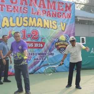Buka Turnamen Tenis Beregu