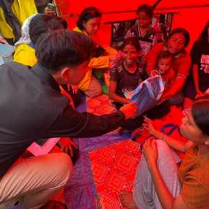 Di Posko Pengungsian, Gibran Pastikan Kebutuhan Anak-Anak Terpenuhi