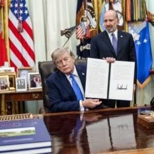 Trump Teken Keppres Pengurangan Jenis Vaksin Bagi Anak AS