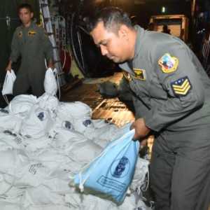 TNI AU Kirim 27 Ton Bantuan Pakai Hercules untuk Korban Gempa NTT