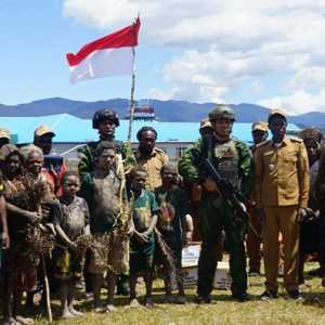 TNI Tembus Medan Terjal Salurkan 2 Ton Logistik di Kabupaten Puncak