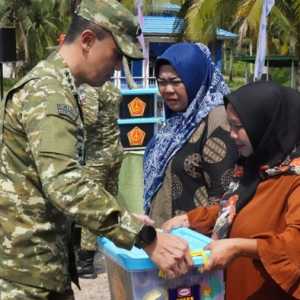 Latihan Tempur Sambil Bagi Sembako