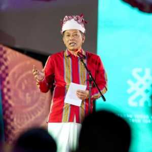 Menkop Dorong Tenun Toraja Naik Kelas ke Panggung Fashion Global