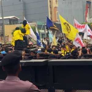 Ratusan Massa Aksi BEM UI Belum Tembus Bundaran Hotel Indonesia