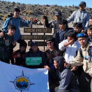 Tadabbur Alam HUT RI, Santri Sapala Kibarkan Semangat di Puncak Sindoro
