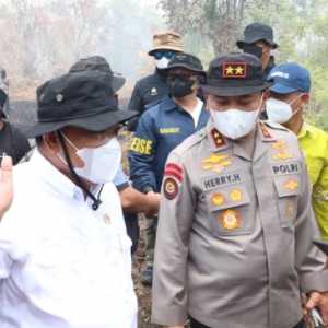 Menteri Lingkungan Hidup Jumhur Hidayat bersama Kapolda Riau Irjen Herry Heryawan meninjau lokasi karhutla Kampar. (Foto: Dok. Polda Riau)
