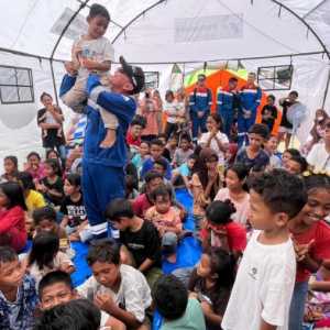 Tawa Anak-Anak Reok Sambut Kehadiran Komut Pertamina Iwan Bule