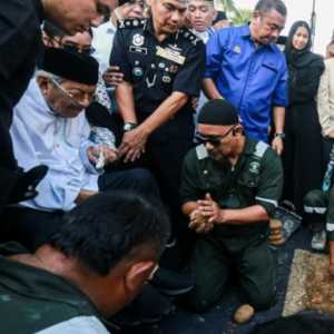 Tangis Mahathir Mohamad Pecah Saat Mengantar Istri ke Peristirahatan Terakhir