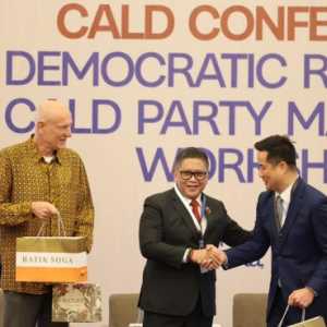 Hasto Bongkar Kemunduran Demokrasi Indonesia di Forum Asia