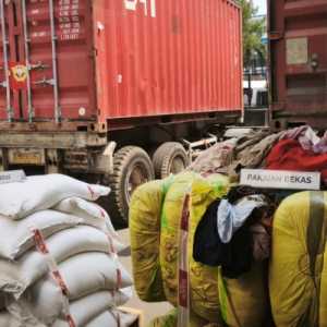 Bea Cukai Sita 1.435 Bale Pakaian Bekas Ilegal Senilai Rp11,4 Miliar