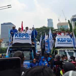 Demo Buruh di Depan UOB Plaza: Jalur Utama Jakarta Pusat Dialihkan!