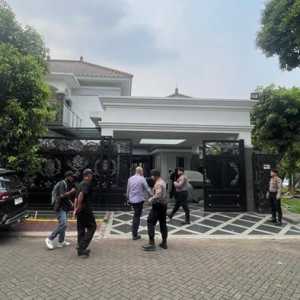KPK Sita Dokumen dan BBE Usai Geledah Rumah Mewah Anggota Polri Yayat Sudrajat