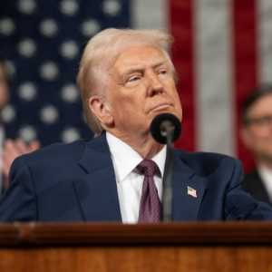 Trump Tuntut The Fed Pangkas Suku Bunga Secara Agresif