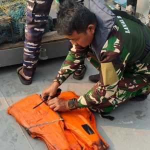 Tim Gabungan Temukan Life Jacket di Perairan Selat Sunda, Diduga Milik Jurnalis yang Hilang