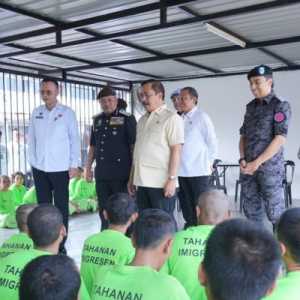 Menteri Agus didampingi Direktur Jenderal Imigrasi Hendarsam Marantoko dan Atase Imigrasi KBRI Kuala Lumpur meninjau langsung kondisi para PMI sekaligus menyerahkan secara simbolis Surat Perjalanan Laksana Paspor (SPLP) kepada perwakilan PMI dalam kunjungan kerja ke Malaysia, Jumat, 4 September 2036  (Foto: Humas Kemenimipas)