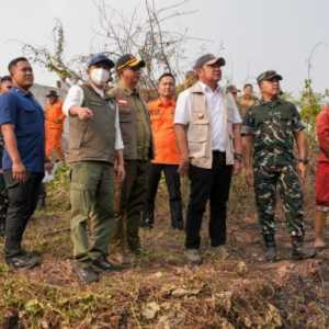 Water Bombing dan Pasukan Darat Dikerahkan Padamkan Karhutla Ogan Ilir