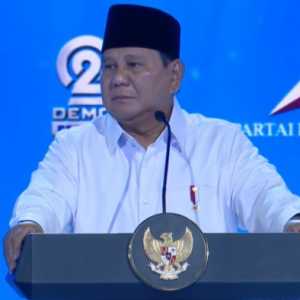 Prabowo Bawa Hadiah Buku untuk Kader Demokrat