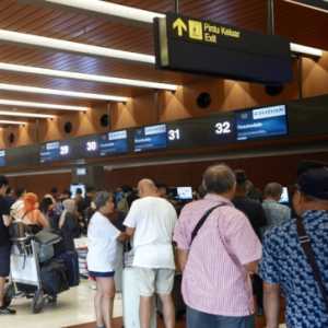 Penumpang Padati Loket Reschedule dan Refund di Terminal 1C Bandara Soetta Imbas Penerbangan Dihentikan