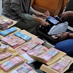 KPK Amankan Perhiasan Diduga Emas Saat Geledah Kanwil BPN Jatim