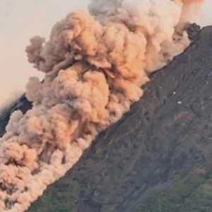 Merapi Empat Kali Luncurkan Lava Pijar dalam 6 Jam
