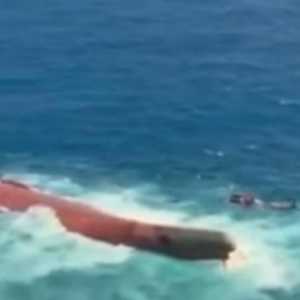 Visual Bangkai Kapal Virgo Transport 8 Sudah Terbalik di Laut Jawa