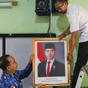 Ada Foto Gibran di Ruang Kelas SMA