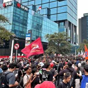 Massa Tertahan di Depan Gedung UOB, Desak Polisi Buka Jalan