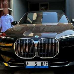 KPK Geledah Rumah Suami Fadia Arafiq, Sita Mobil BMW Listrik