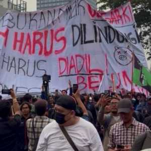 Mahasiswa Bentangkan Poster Raksasa Tolak Karhutla