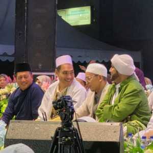 Mantan Menpora Dito Ariotedjo Hadir Bersama Habib Jindan di Safari Sholawat Lombok