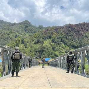 Prajurit Marinir Perbaiki Jembatan di Distrik Aradide