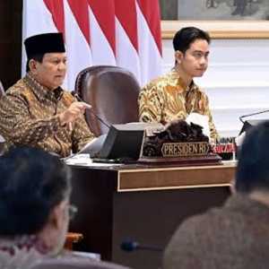 Prabowo Puji Kabinet di Depan Publik tapi Evaluasi di Ruang Tertutup